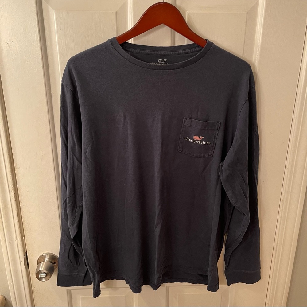 GREAT CONDITION navy Vineyard Vines long sleeve T with pocket, mens large.